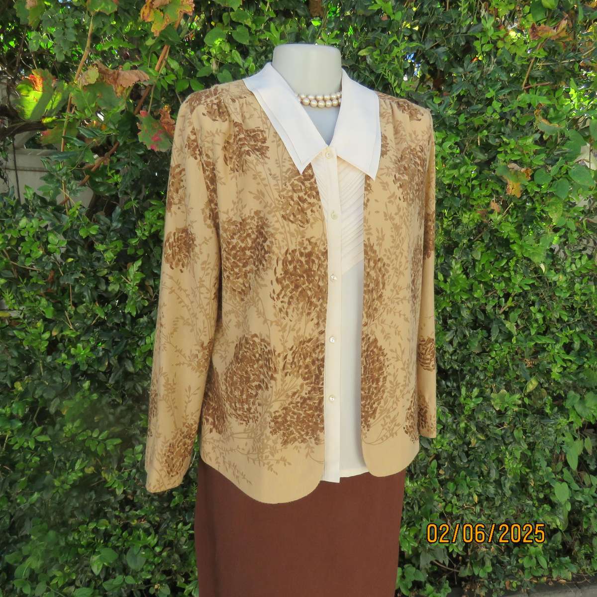 Tastefully printed golden cream open cover-up  vintage jacket. Brown patterns. Size 38.