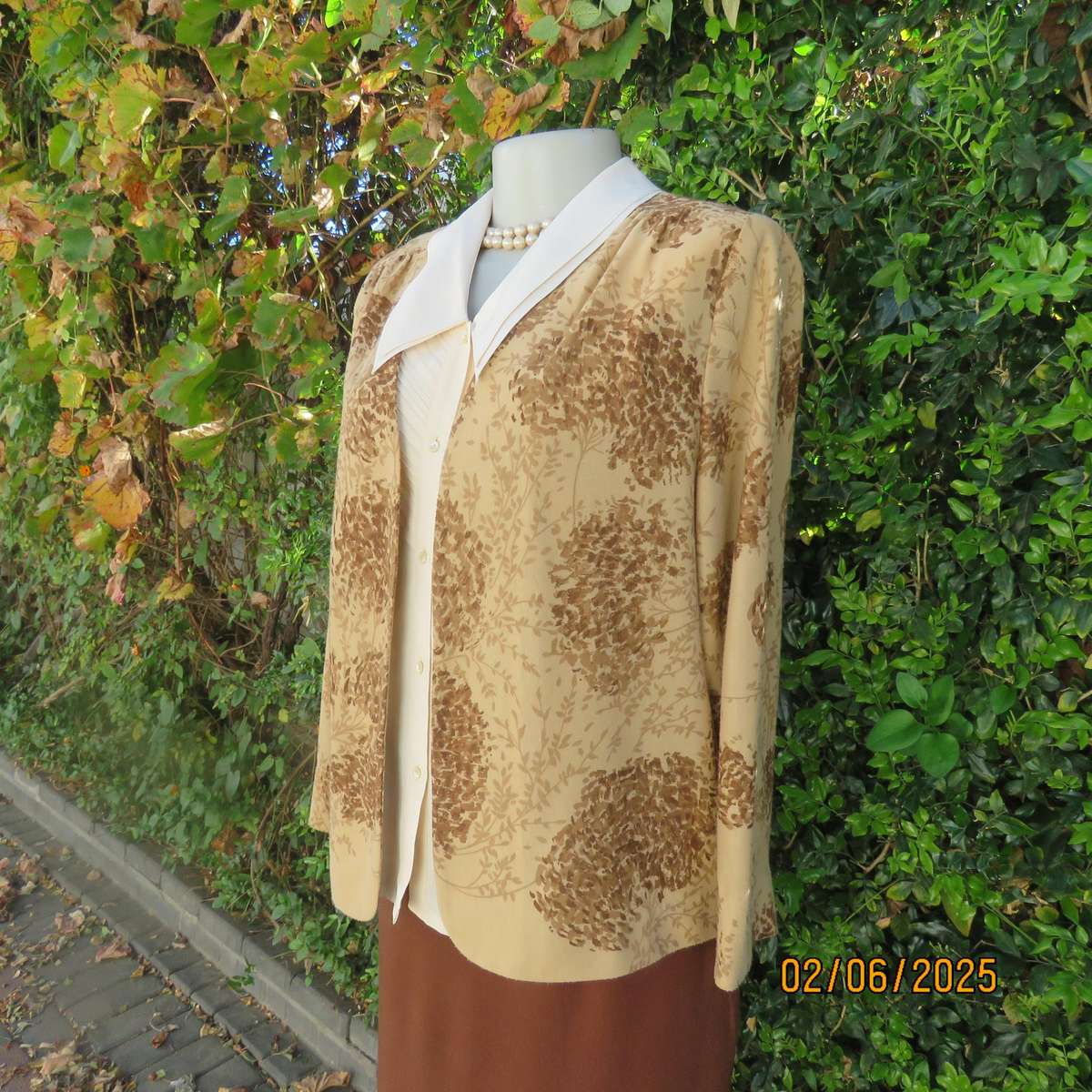 Tastefully printed golden cream open cover-up  vintage jacket. Brown patterns. Size 38.