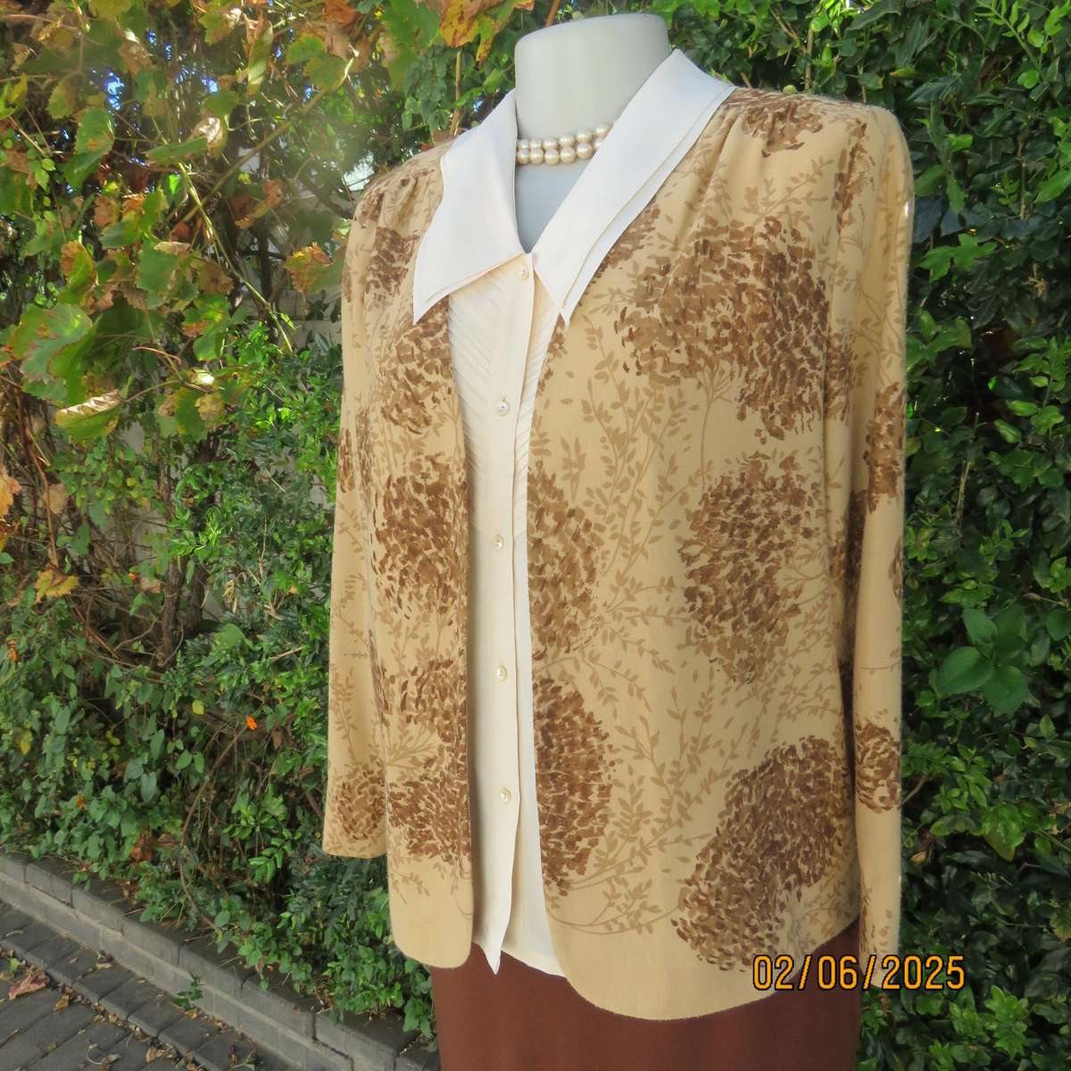 Tastefully printed golden cream open cover-up  vintage jacket. Brown patterns. Size 38.