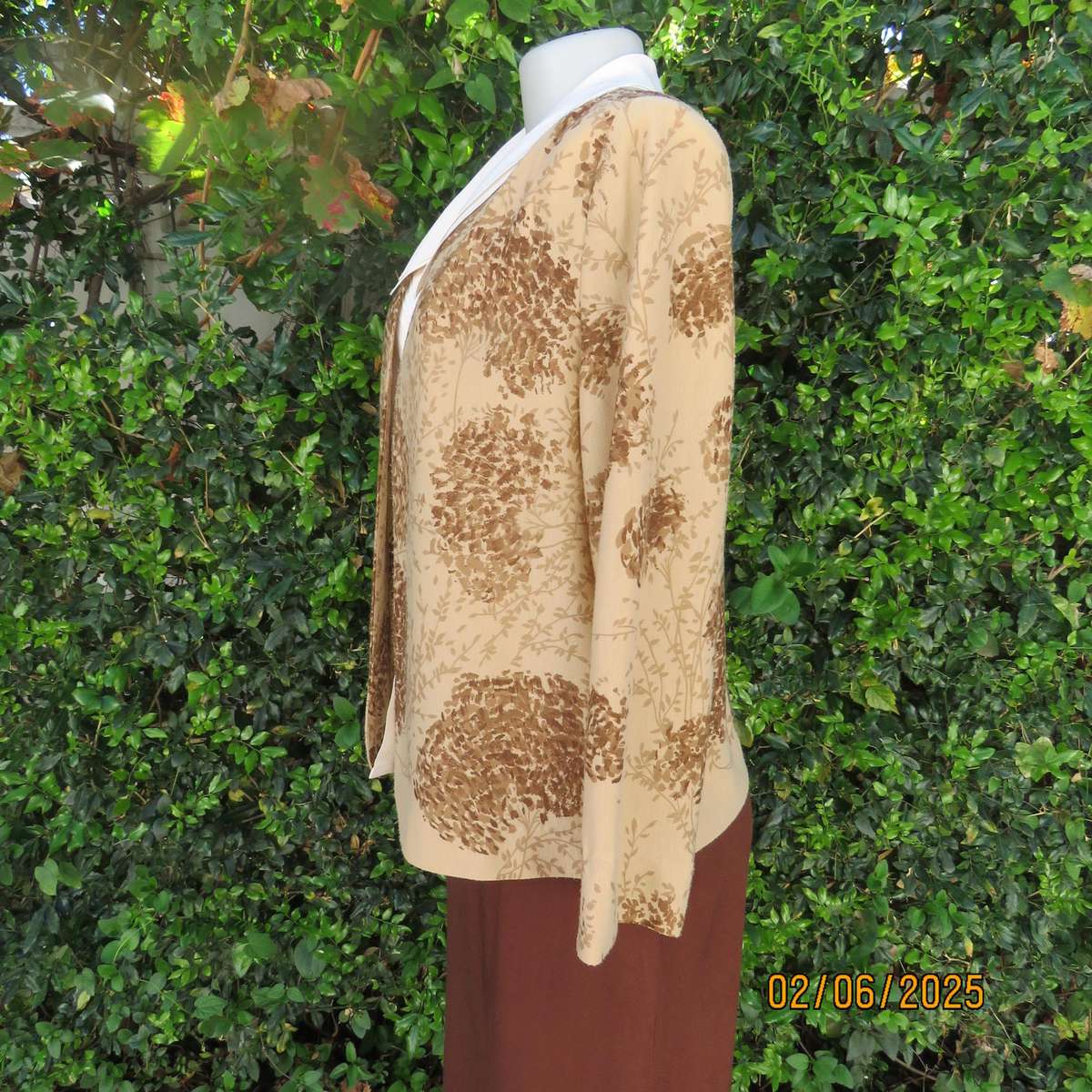 Tastefully printed golden cream open cover-up  vintage jacket. Brown patterns. Size 38.