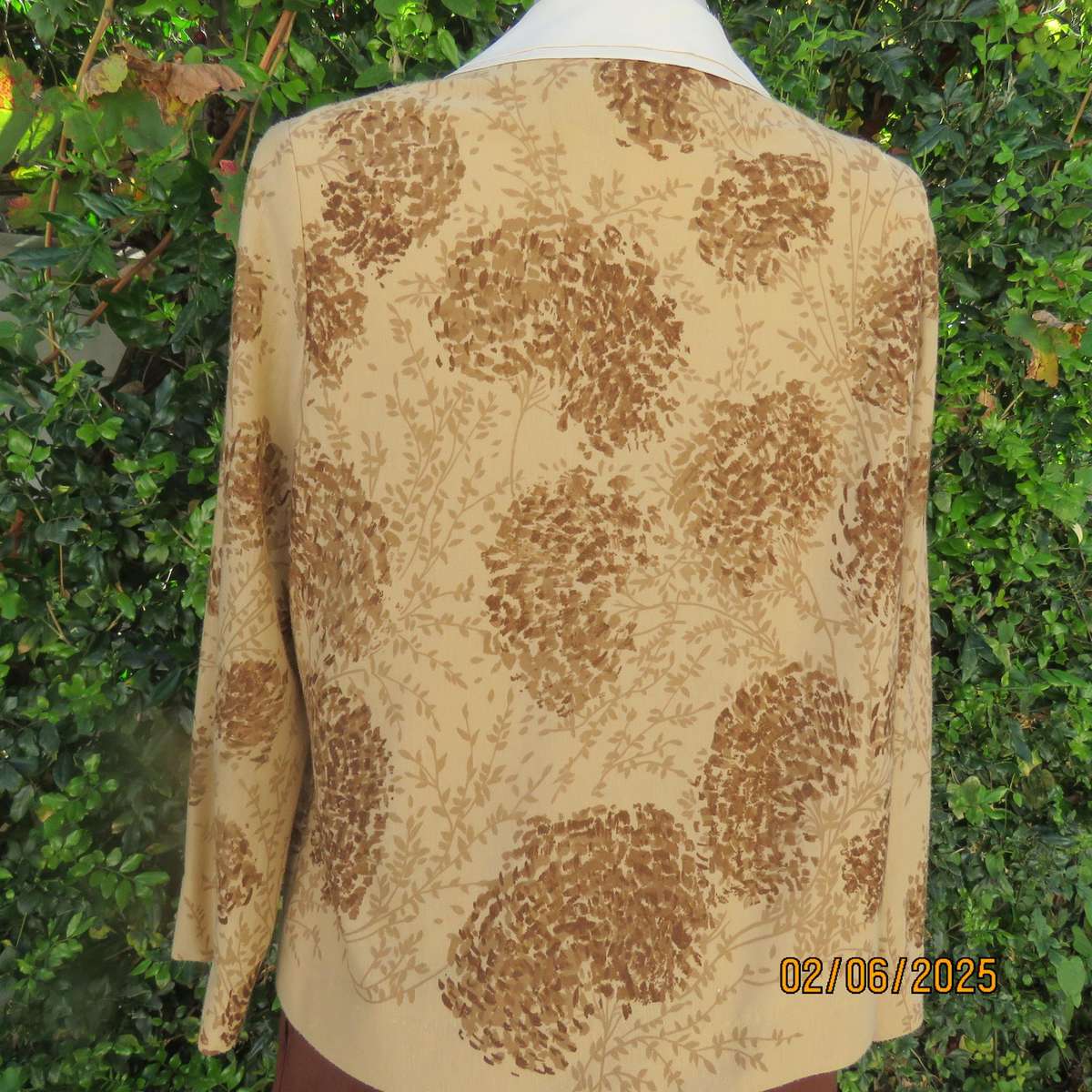 Tastefully printed golden cream open cover-up  vintage jacket. Brown patterns. Size 38.