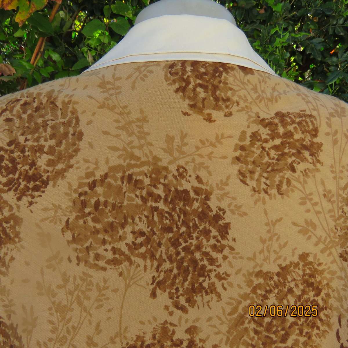 Tastefully printed golden cream open cover-up  vintage jacket. Brown patterns. Size 38.