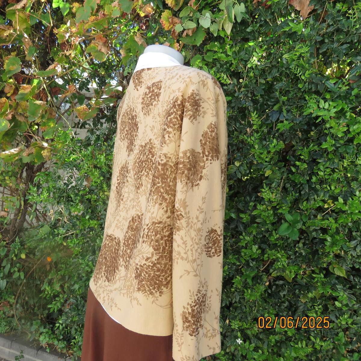 Tastefully printed golden cream open cover-up  vintage jacket. Brown patterns. Size 38.