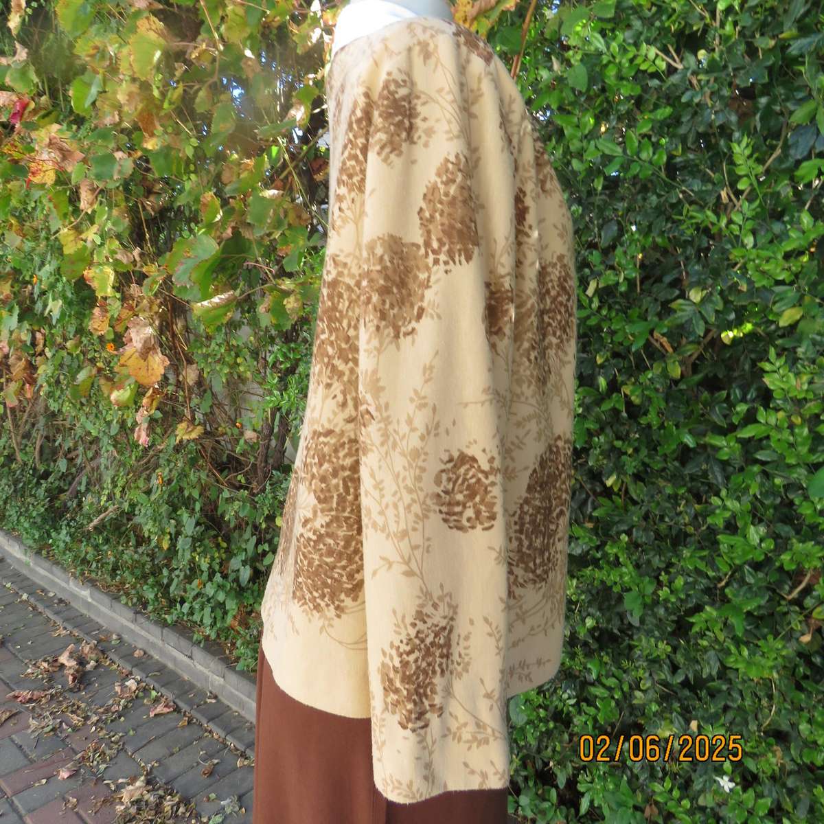 Tastefully printed golden cream open cover-up  vintage jacket. Brown patterns. Size 38.