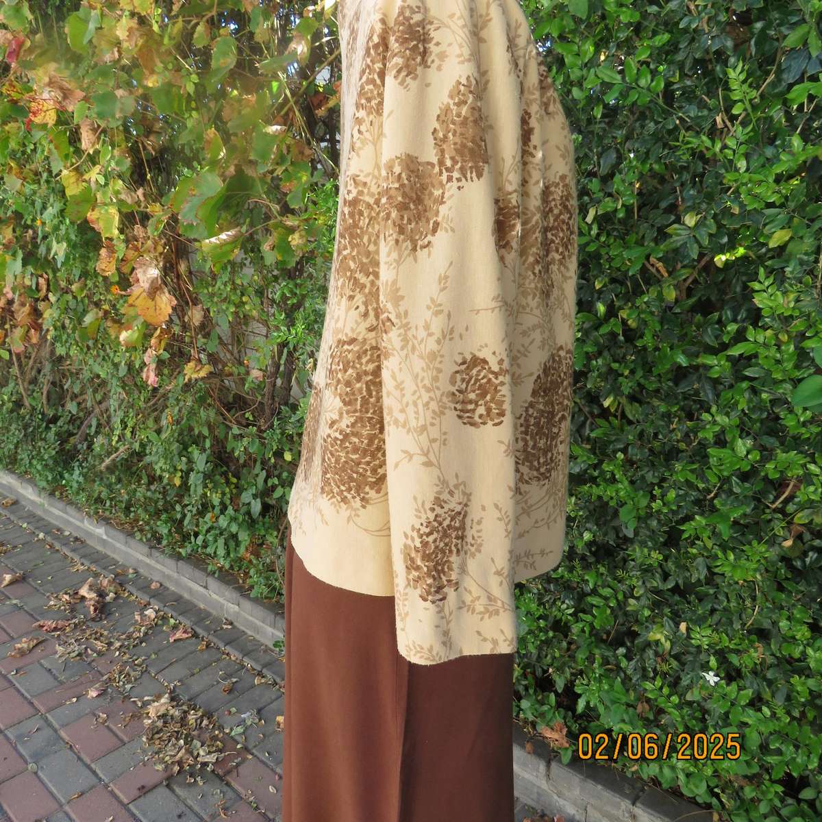 Tastefully printed golden cream open cover-up  vintage jacket. Brown patterns. Size 38.