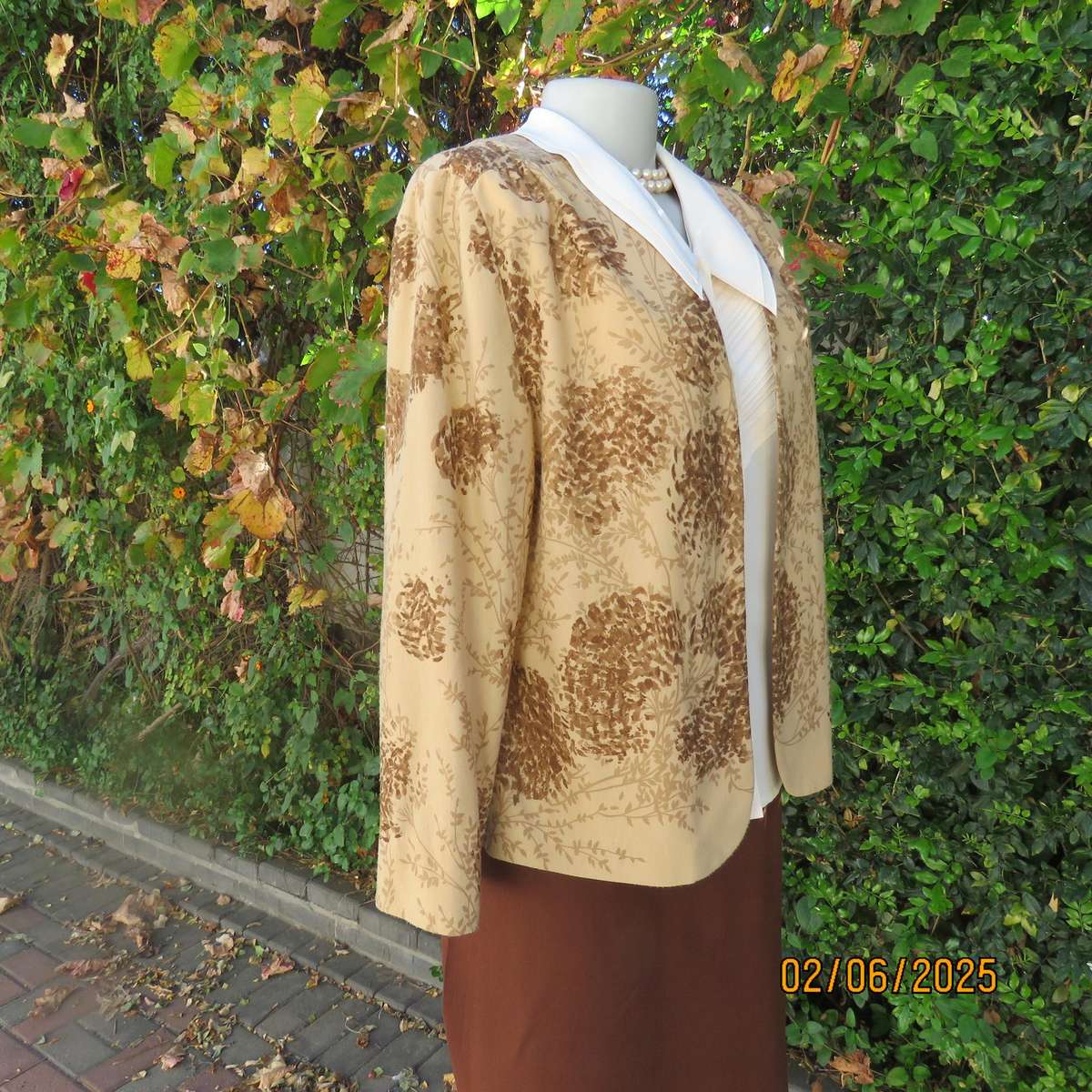 Tastefully printed golden cream open cover-up  vintage jacket. Brown patterns. Size 38.