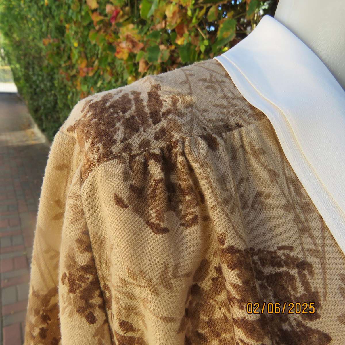 Tastefully printed golden cream open cover-up  vintage jacket. Brown patterns. Size 38.