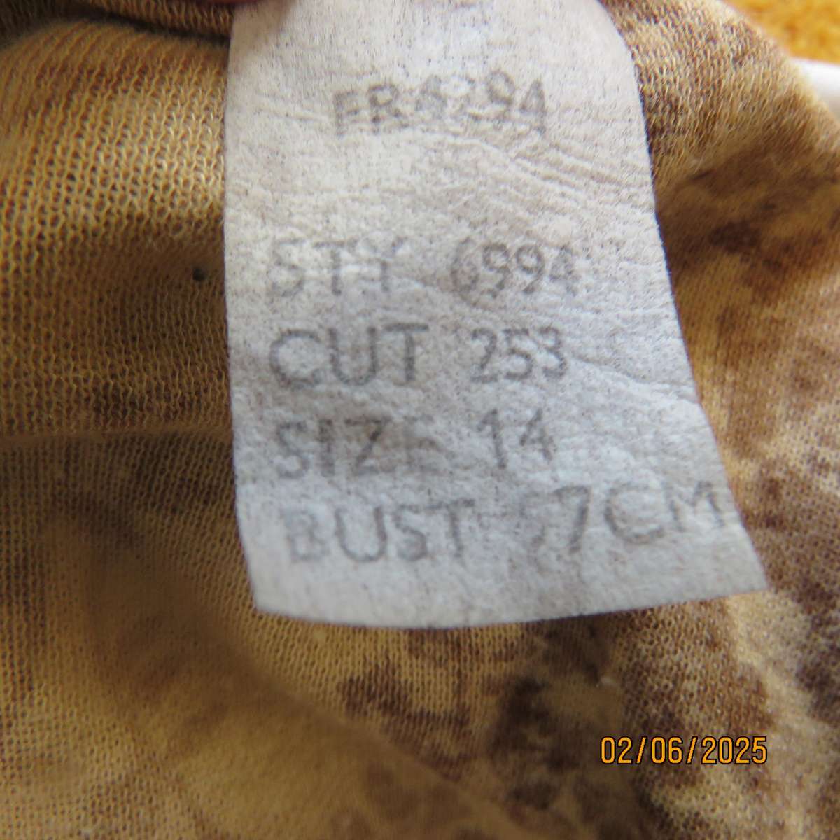 Tastefully printed golden cream open cover-up  vintage jacket. Brown patterns. Size 38.