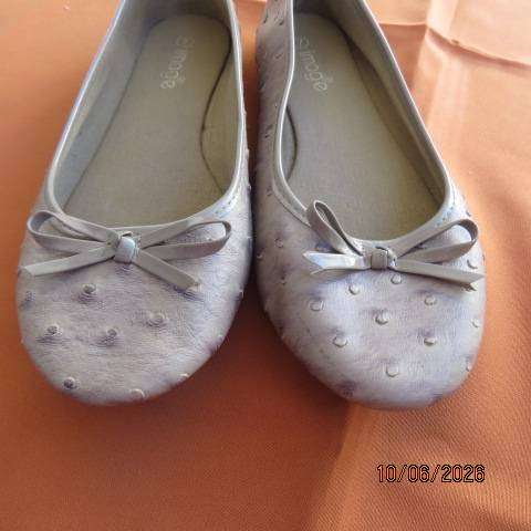 Pinkish grey faux ostrich leather flat ballerina shoes with front bow - Size 7
