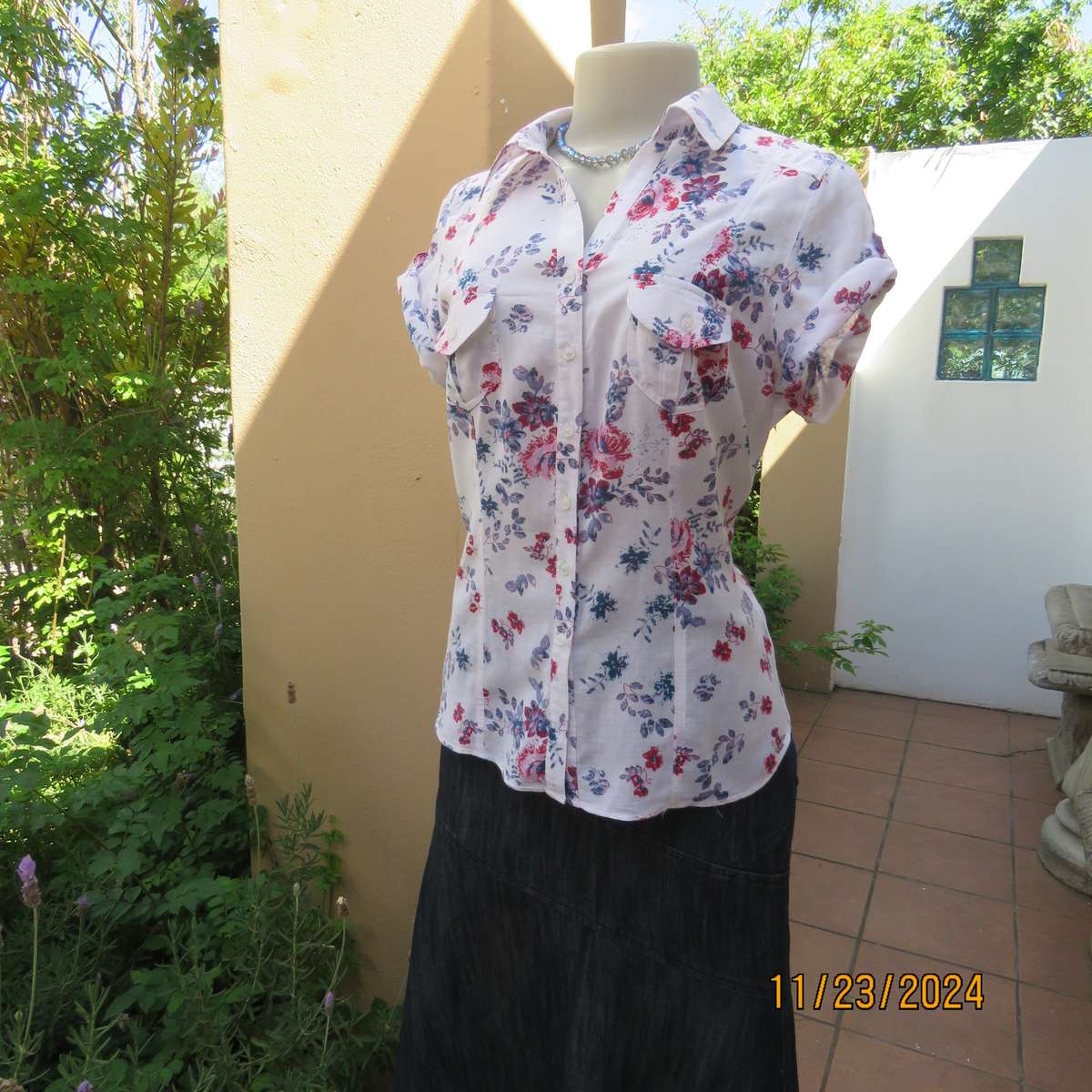 Charming tailored capped sleeve fine cotton white with red-blue floral posies. Size 36. Open collar.
