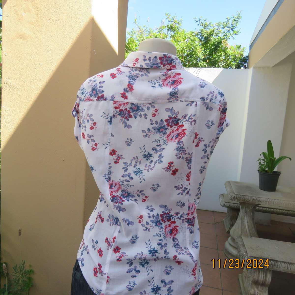 Charming tailored capped sleeve fine cotton white with red-blue floral posies. Size 36. Open collar.