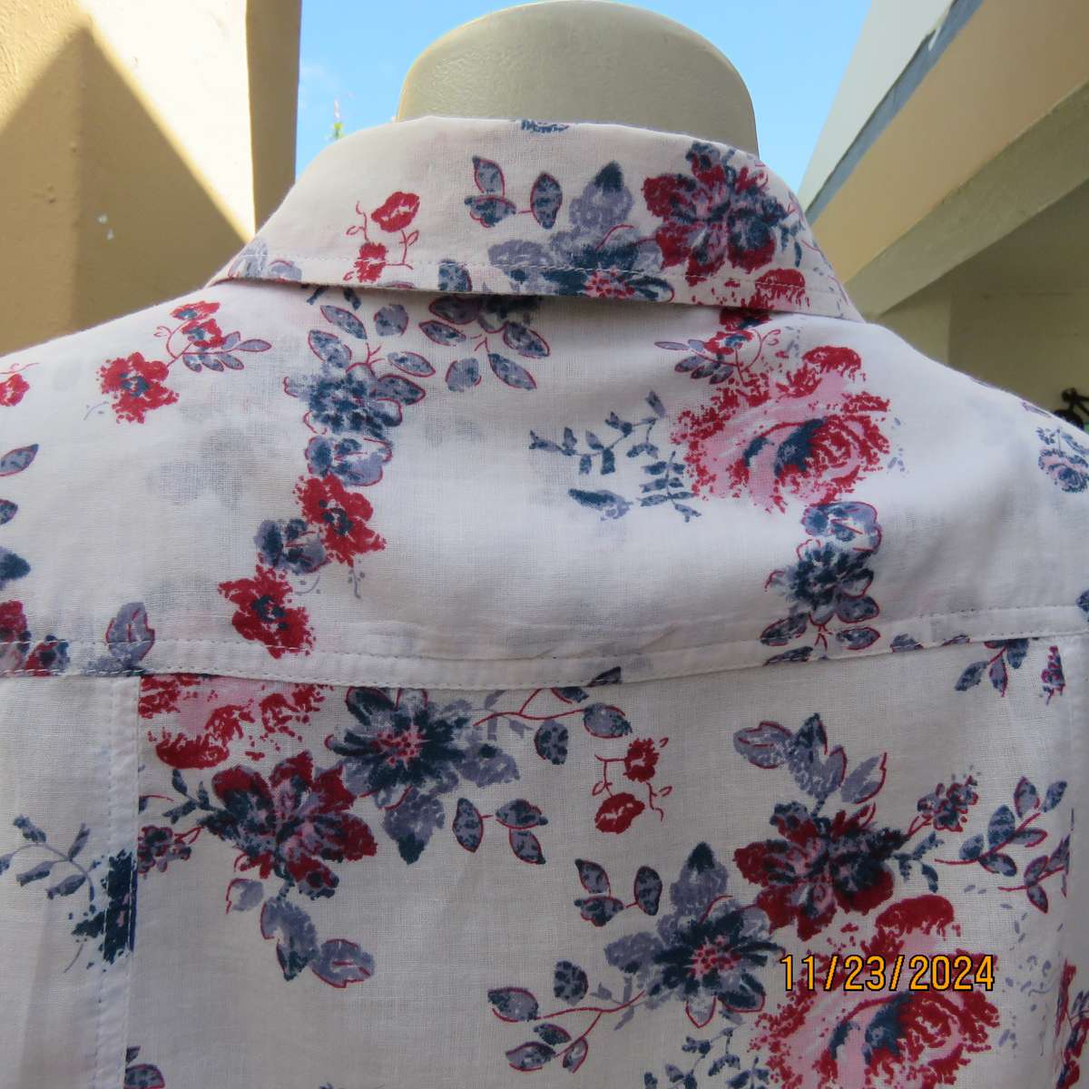 Charming tailored capped sleeve fine cotton white with red-blue floral posies. Size 36. Open collar.