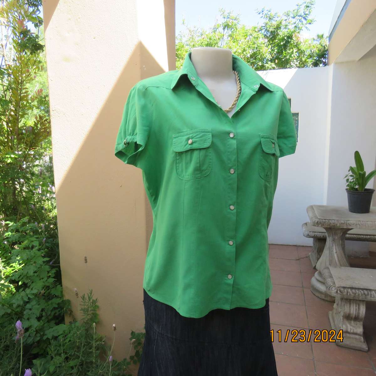 Cool green WOOLWORTHS capped sleeve top. Close with press buttons on front.Size 40. Peter Pan collar