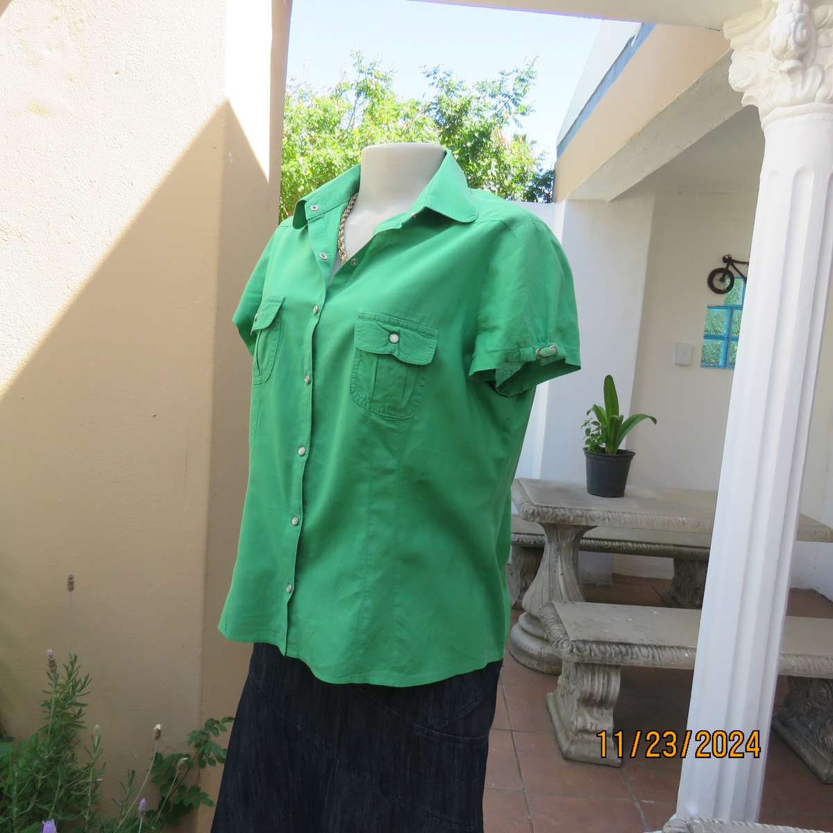 Cool green WOOLWORTHS capped sleeve top. Close with press buttons on front.Size 40. Peter Pan collar