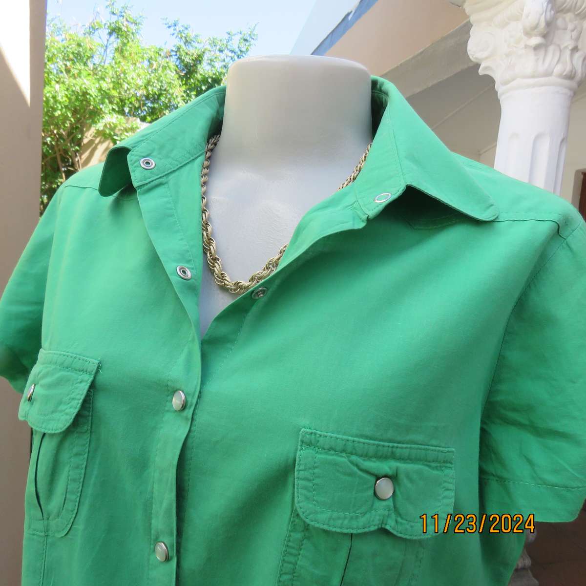 Cool green WOOLWORTHS capped sleeve top. Close with press buttons on front.Size 40. Peter Pan collar
