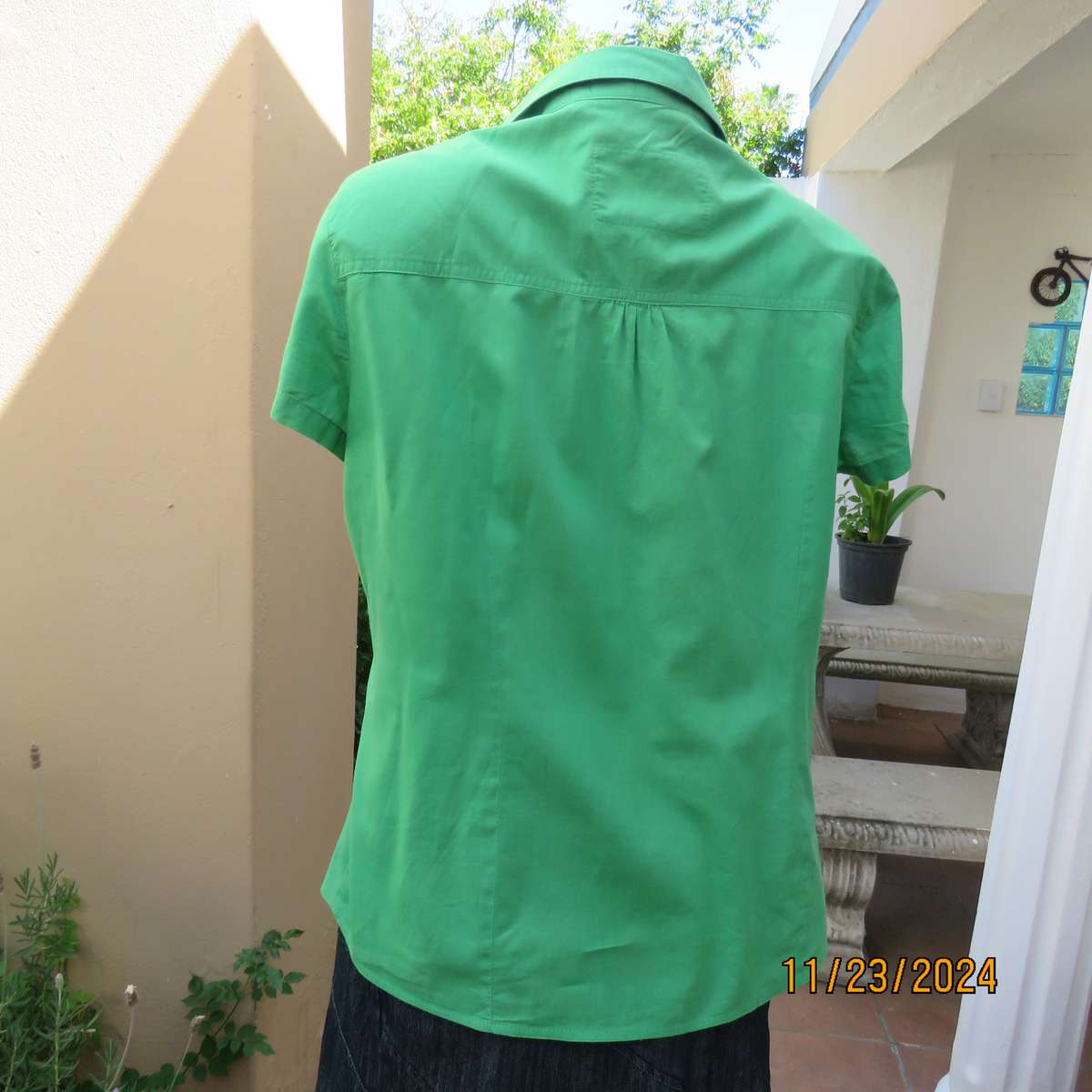 Cool green WOOLWORTHS capped sleeve top. Close with press buttons on front.Size 40. Peter Pan collar