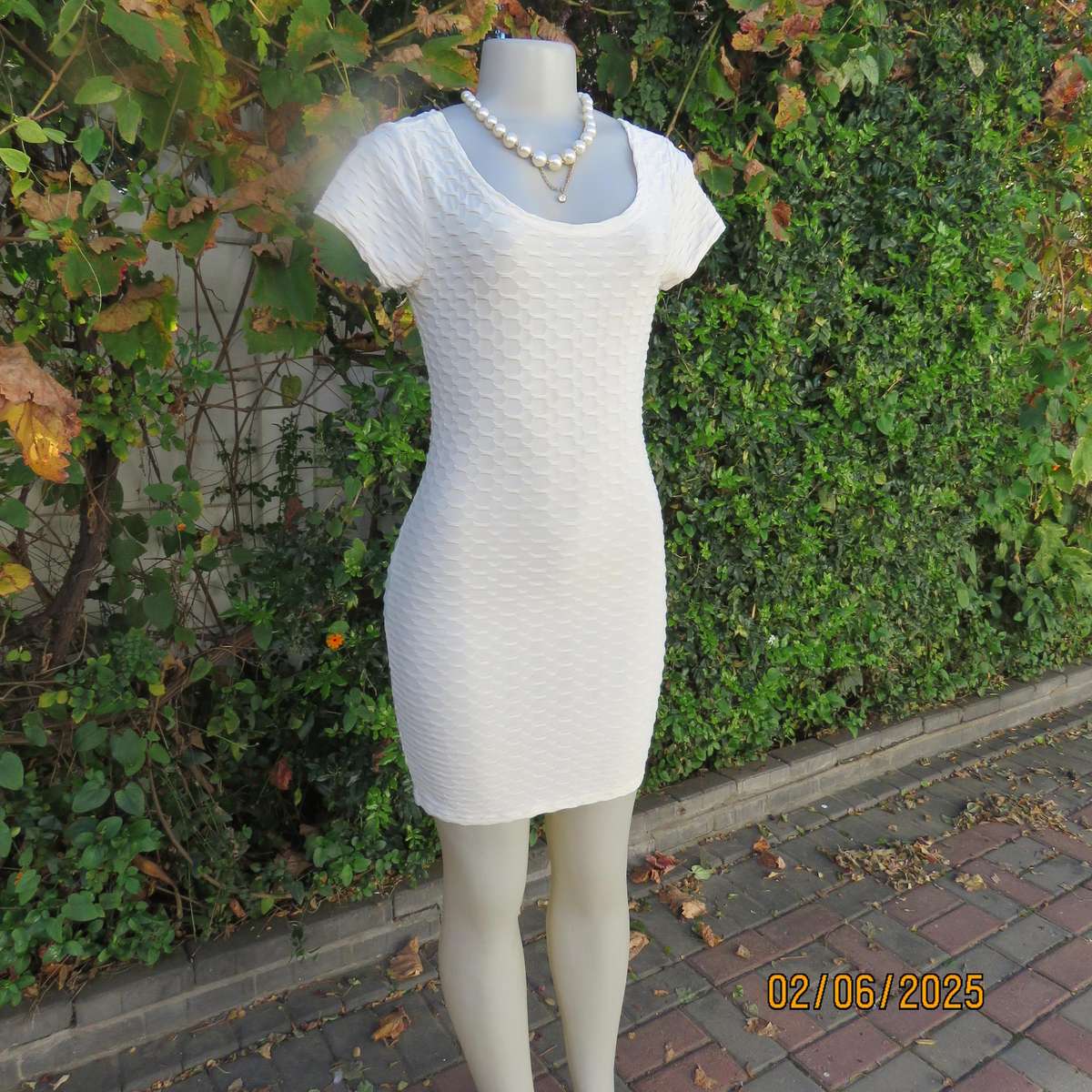 MISS L rich cream bodycon bubble stretch polyester dress. Capped sleeves. Size 34
