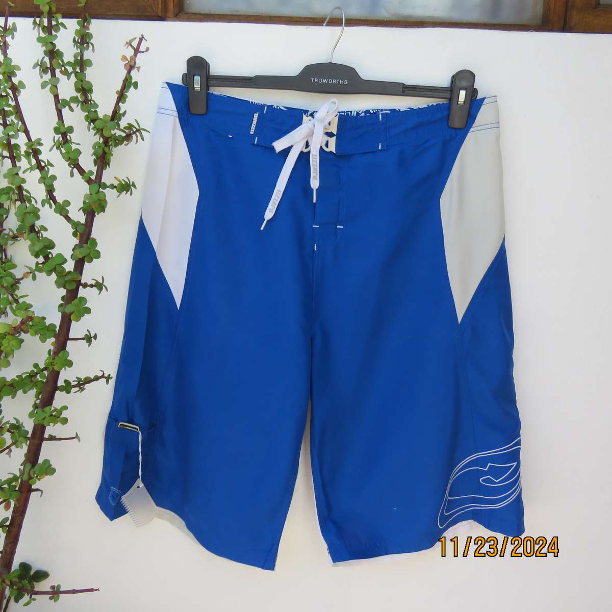 LIZZARD best quality blue and grey 100% nylon boardshorts. Size pocket.Plastic badge. Size 34.