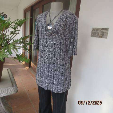 FINNEGANS black-white baroque printed stretch polyester long top with cowl neckline. Size 42