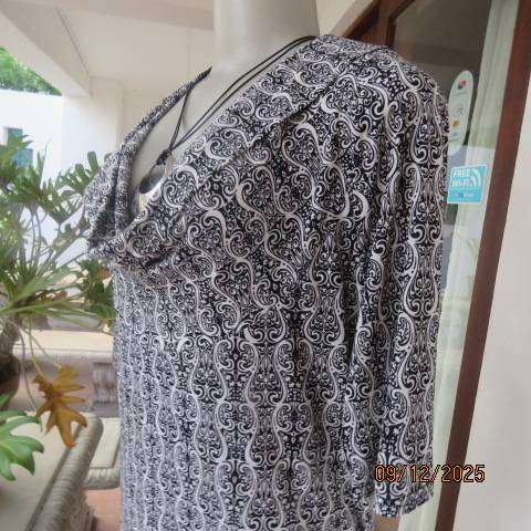 FINNEGANS black-white baroque printed stretch polyester long top with cowl neckline. Size 42