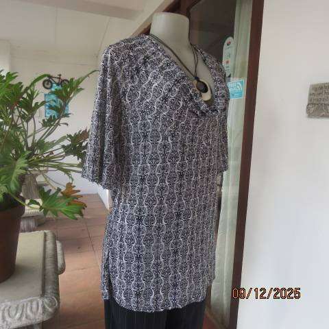 FINNEGANS black-white baroque printed stretch polyester long top with cowl neckline. Size 42