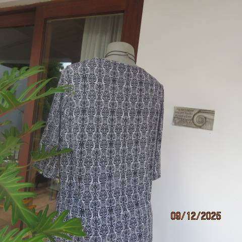 FINNEGANS black-white baroque printed stretch polyester long top with cowl neckline. Size 42