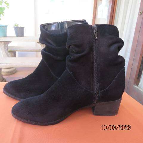 ALDO black suede boots with side zips and loose folds, size 6