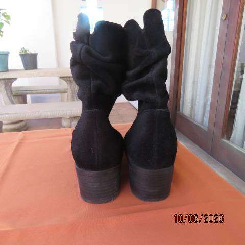 ALDO black suede boots with side zips and loose folds, size 6
