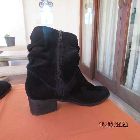 ALDO black suede boots with side zips and loose folds, size 6