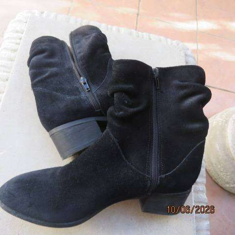 ALDO black suede boots with side zips and loose folds, size 6