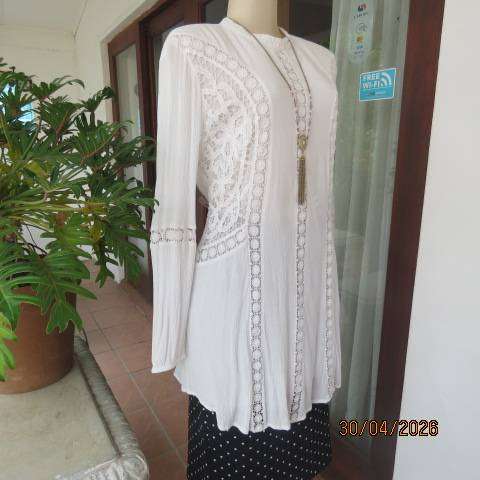 Woolworths white crinkled cotton tailored long sleeve top with lace inlays, size 42