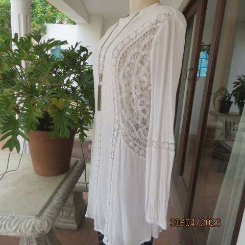 Woolworths white crinkled cotton tailored long sleeve top with lace inlays, size 42