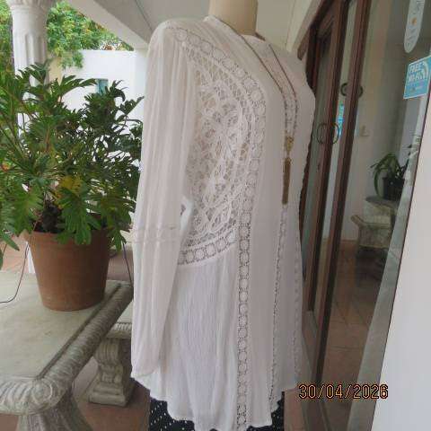 Woolworths white crinkled cotton tailored long sleeve top with lace inlays, size 42