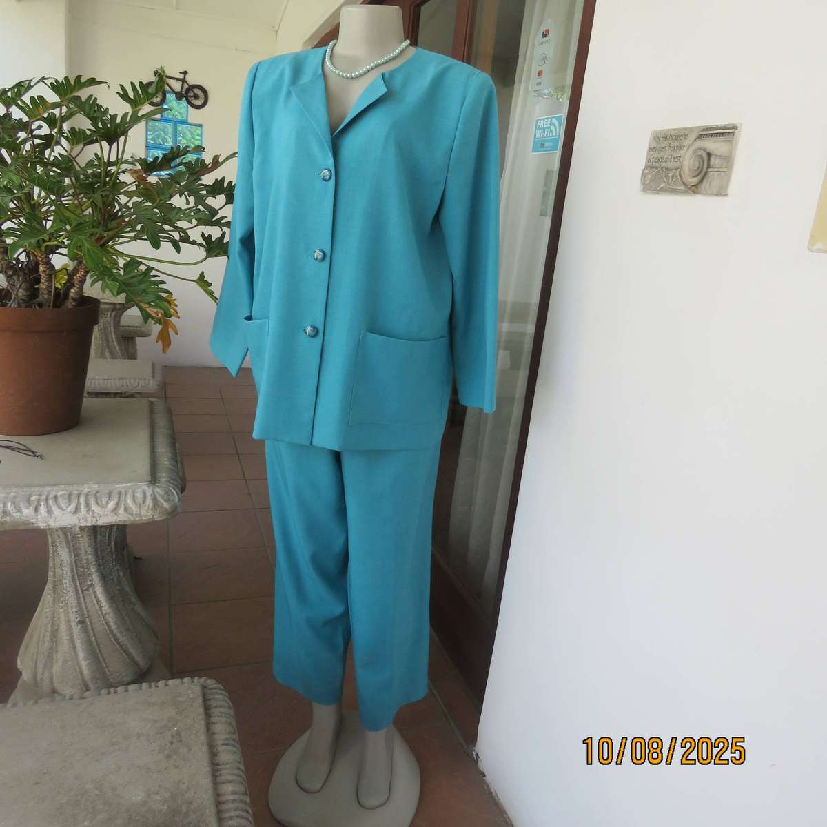 Turquoise 2 pc outfit with long sleeve jacket and pants in wash and wear polyester. Size 42