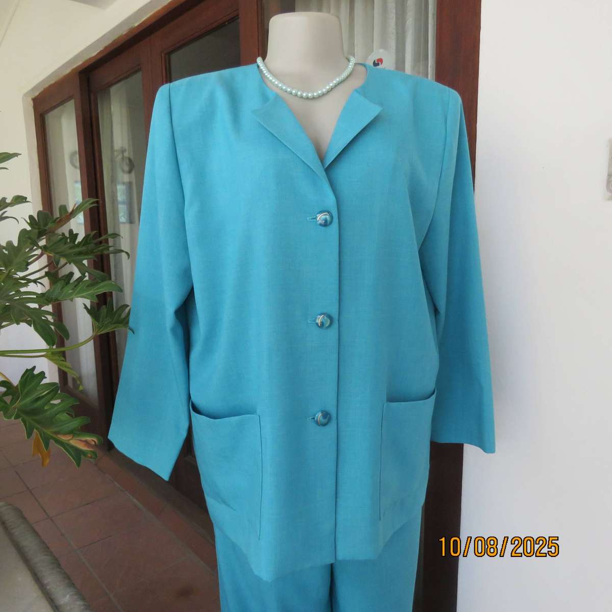 Turquoise 2 pc outfit with long sleeve jacket and pants in wash and wear polyester. Size 42
