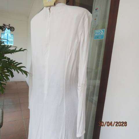 Woolworths white crinkled cotton tailored long sleeve top with lace inlays, size 42