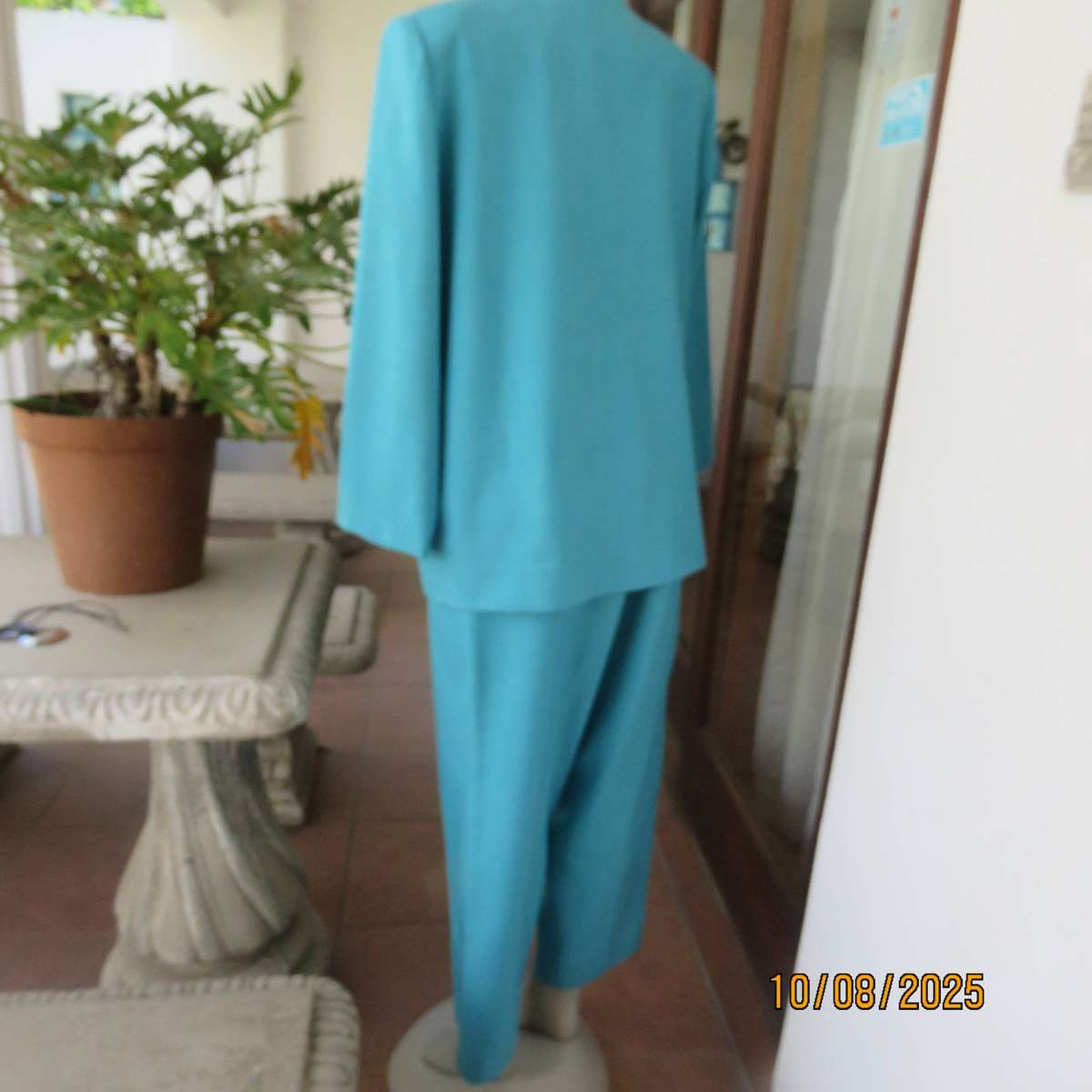 Turquoise 2 pc outfit with long sleeve jacket and pants in wash and wear polyester. Size 42