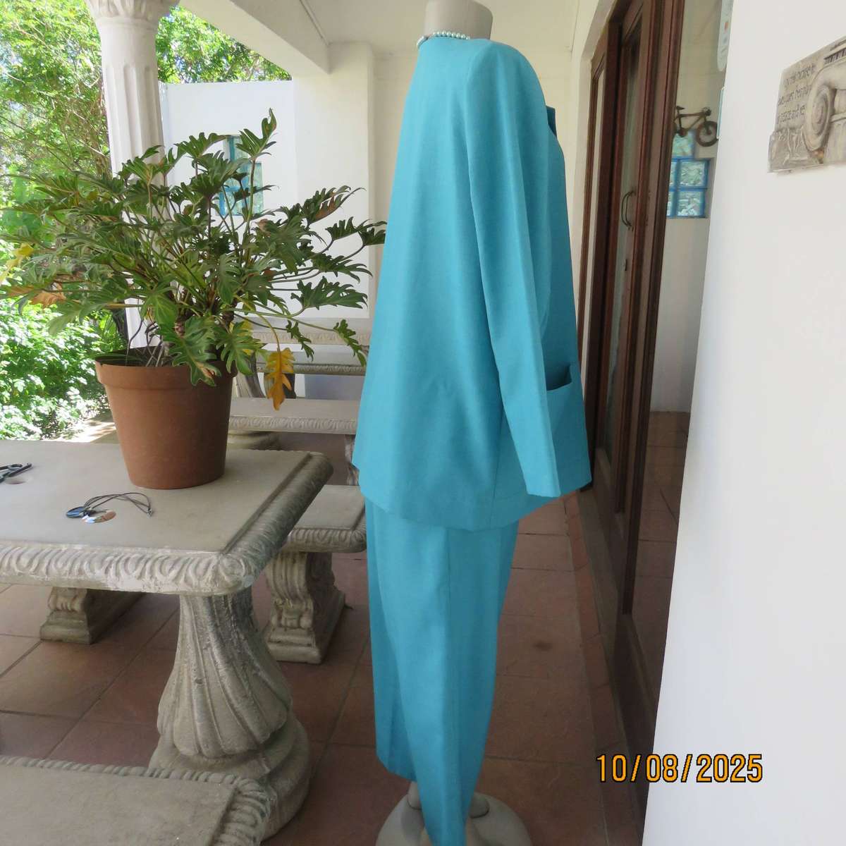 Turquoise 2 pc outfit with long sleeve jacket and pants in wash and wear polyester. Size 42