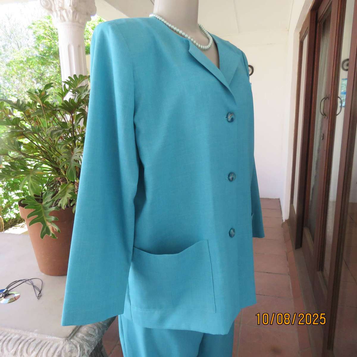 Turquoise 2 pc outfit with long sleeve jacket and pants in wash and wear polyester. Size 42
