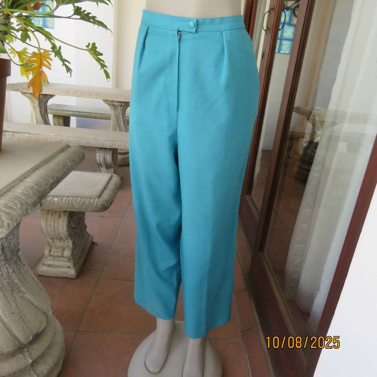 Turquoise 2 pc outfit with long sleeve jacket and pants in wash and wear polyester. Size 42