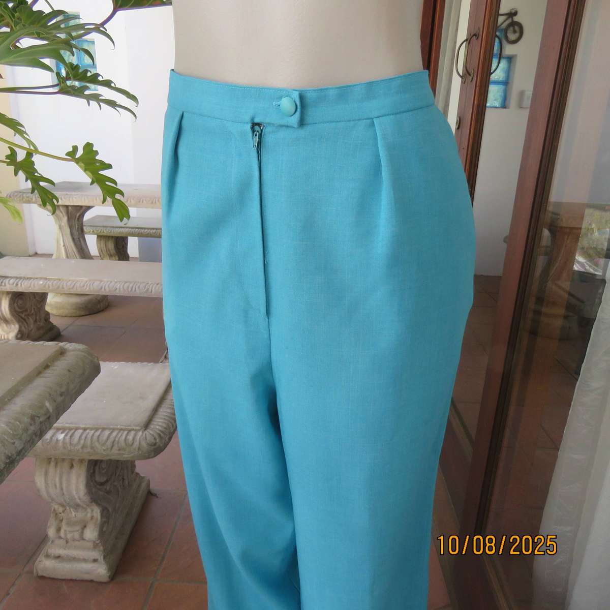 Turquoise 2 pc outfit with long sleeve jacket and pants in wash and wear polyester. Size 42
