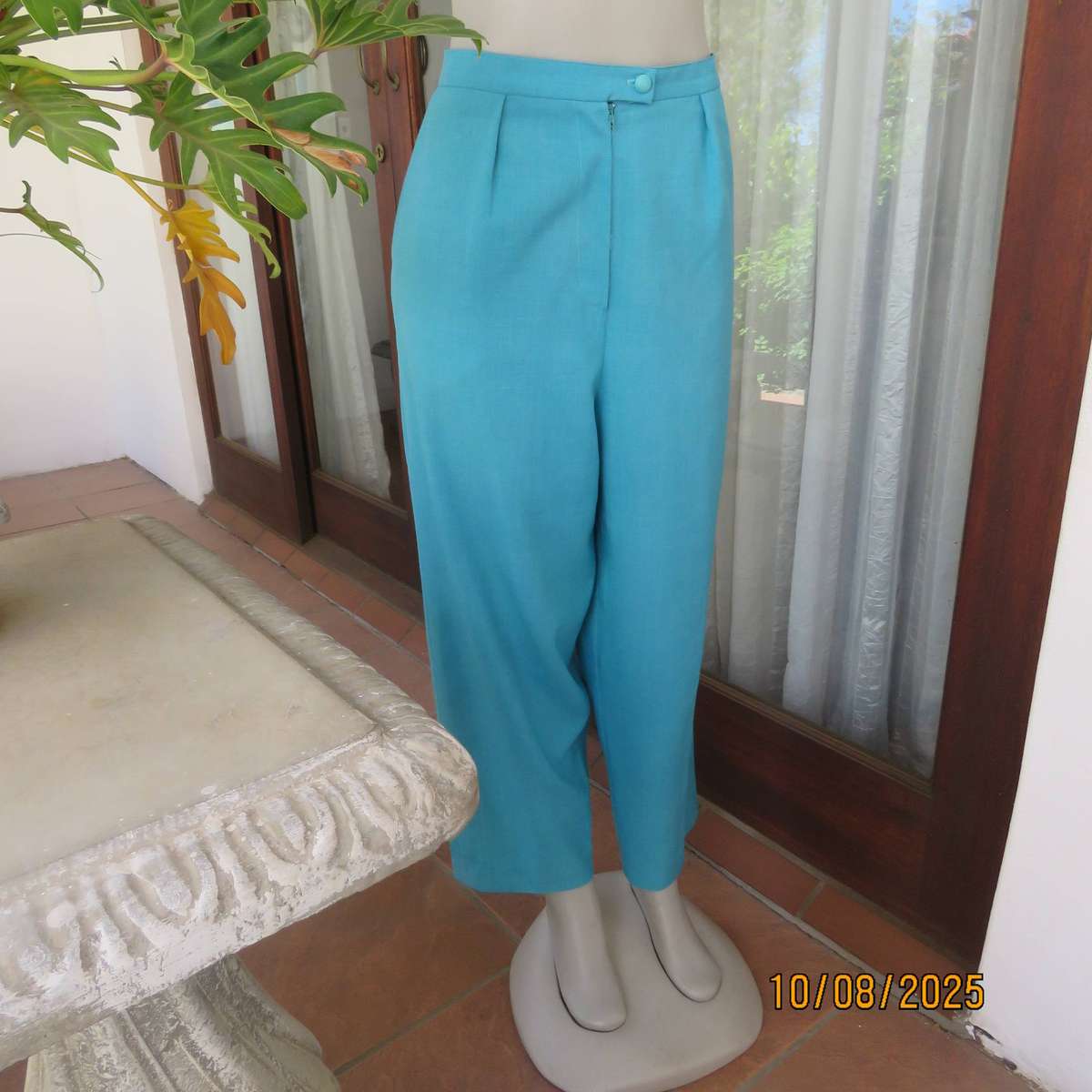 Turquoise 2 pc outfit with long sleeve jacket and pants in wash and wear polyester. Size 42