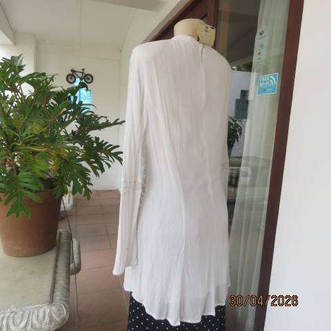 Woolworths white crinkled cotton tailored long sleeve top with lace inlays, size 42