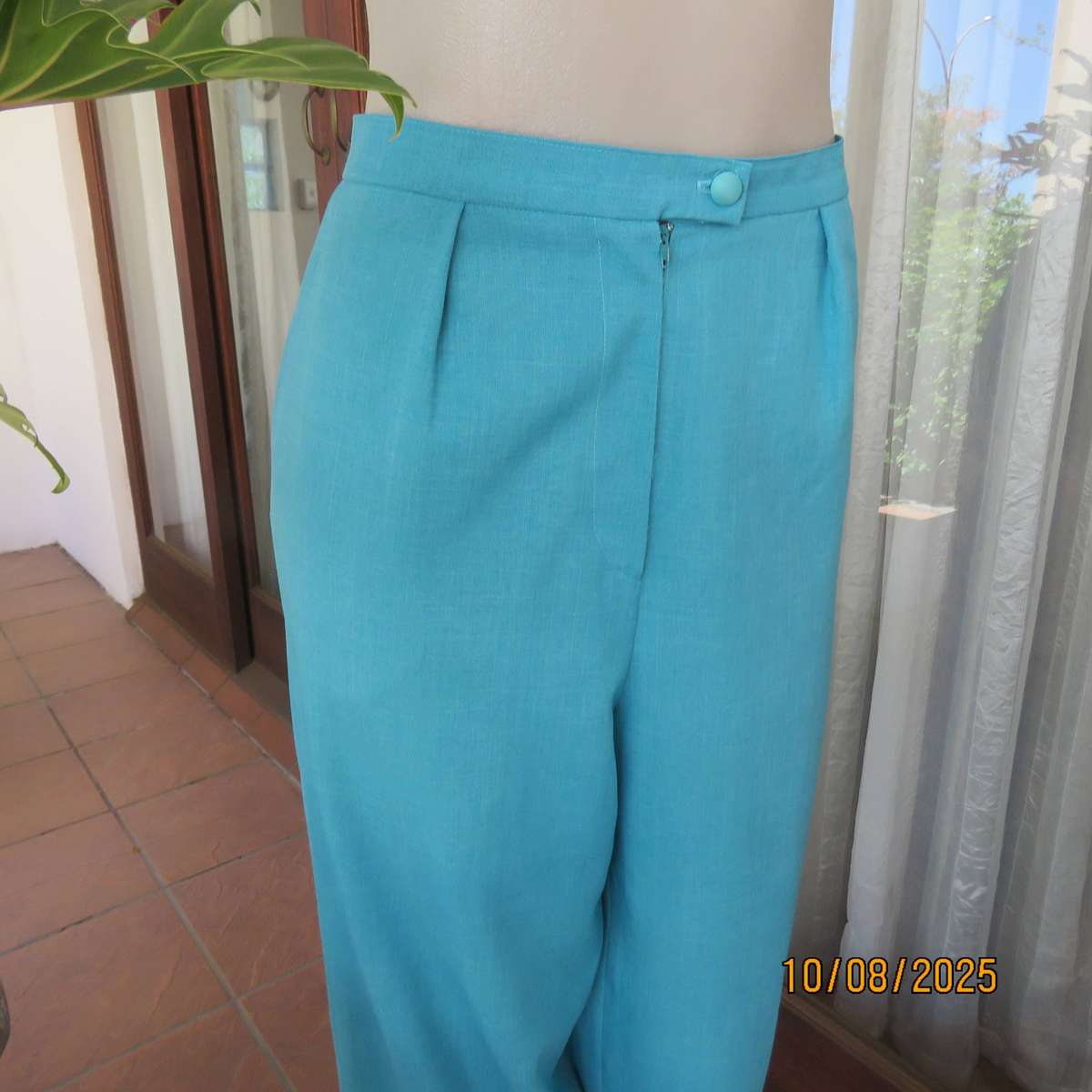 Turquoise 2 pc outfit with long sleeve jacket and pants in wash and wear polyester. Size 42