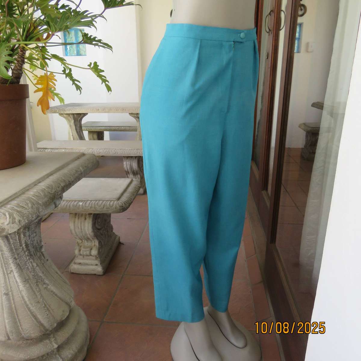 Turquoise 2 pc outfit with long sleeve jacket and pants in wash and wear polyester. Size 42