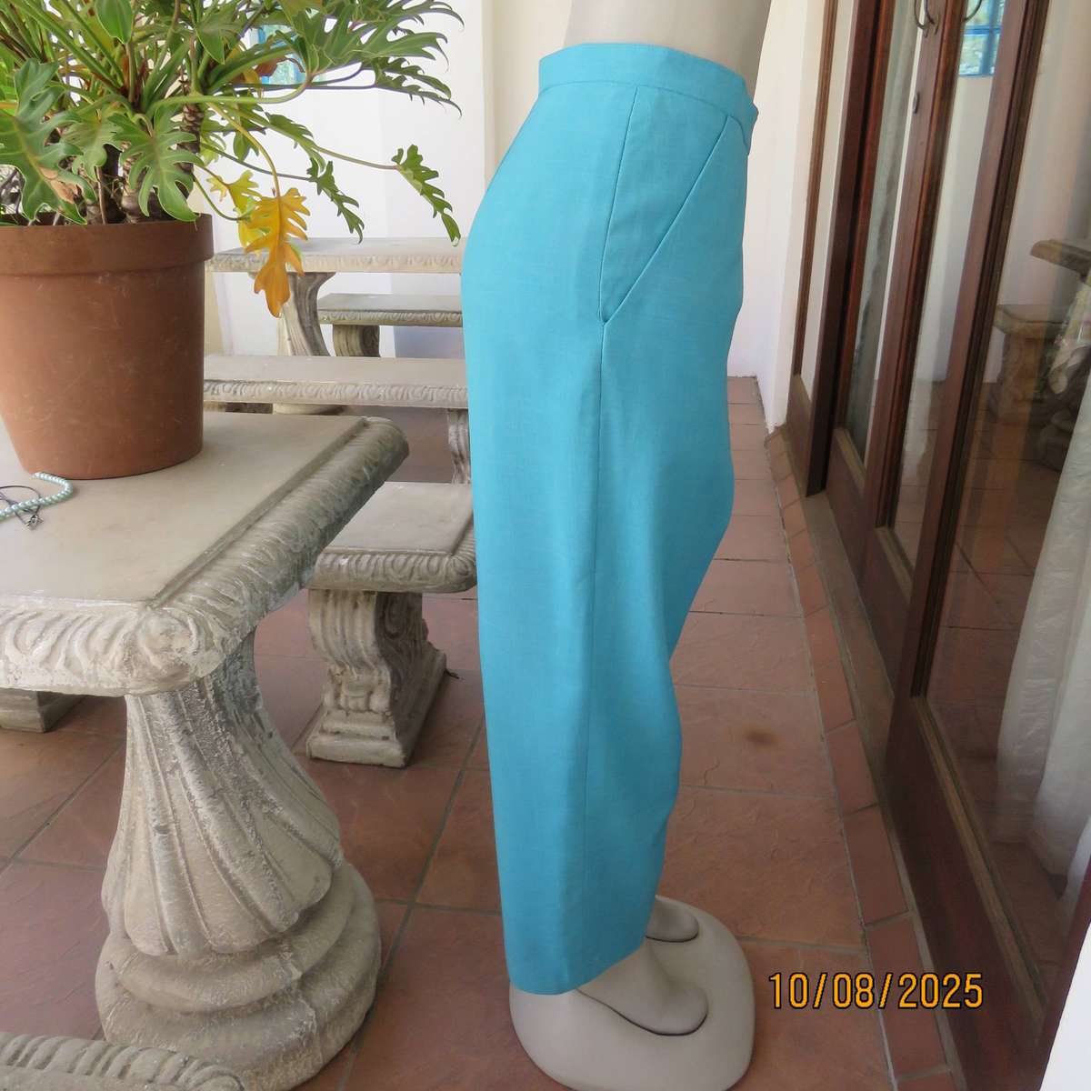 Turquoise 2 pc outfit with long sleeve jacket and pants in wash and wear polyester. Size 42