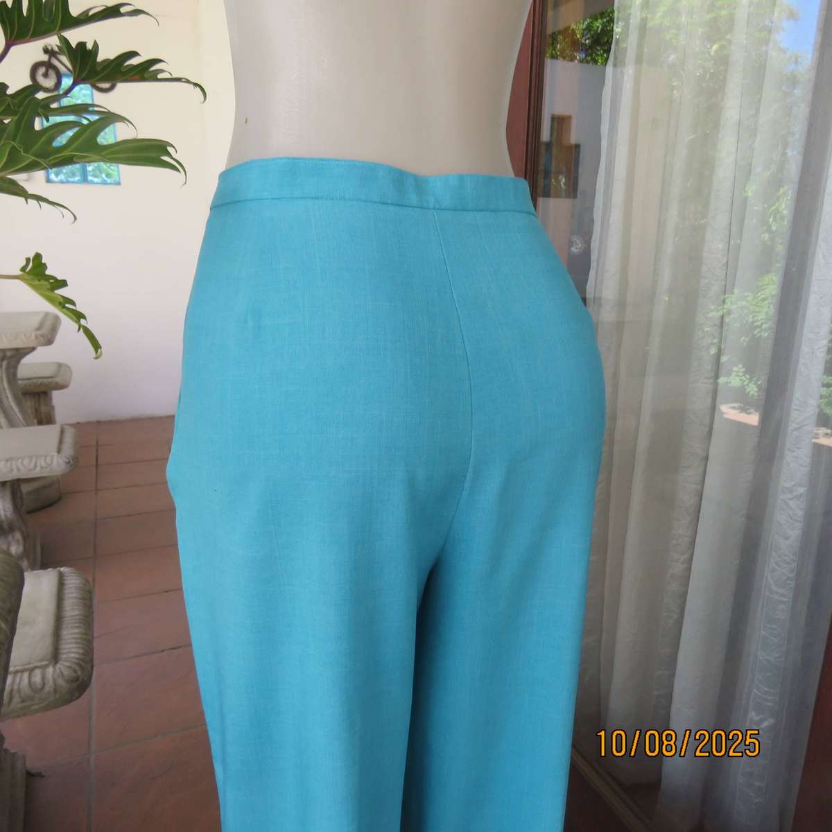 Turquoise 2 pc outfit with long sleeve jacket and pants in wash and wear polyester. Size 42