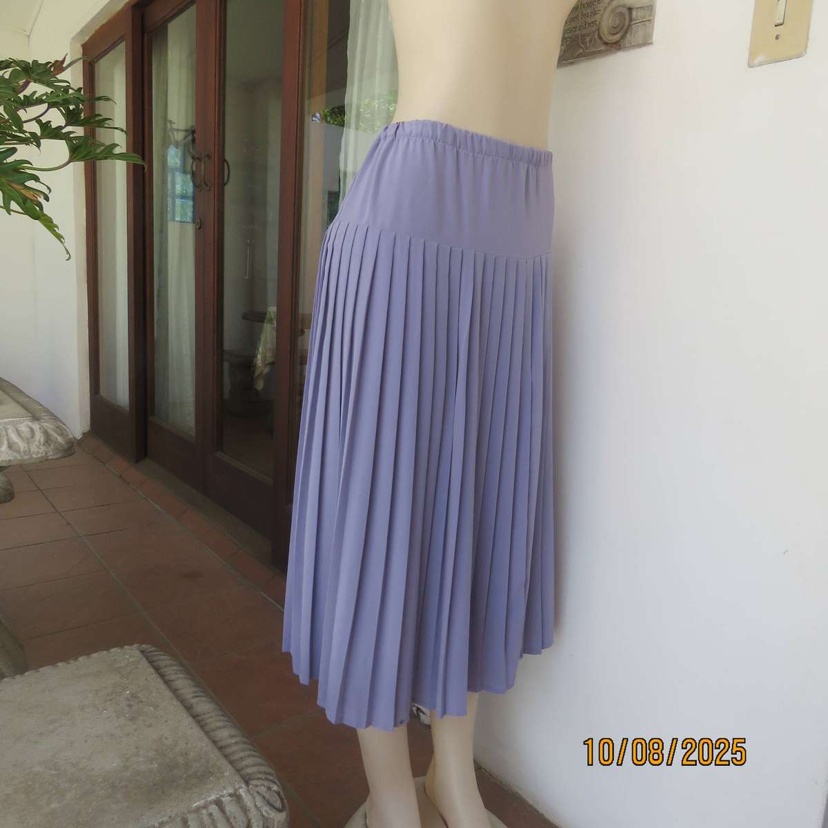 Lilac pleated polyester skirt with wide yoke and elasticated waist. Size 42