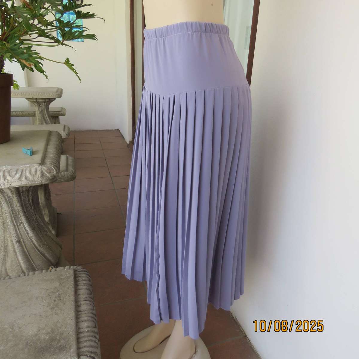 Lilac pleated polyester skirt with wide yoke and elasticated waist. Size 42