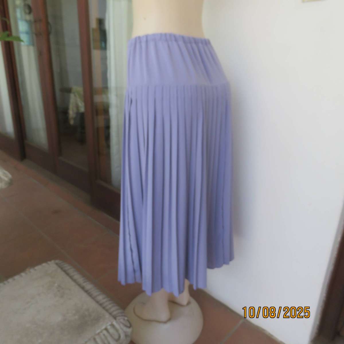 Lilac pleated polyester skirt with wide yoke and elasticated waist. Size 42